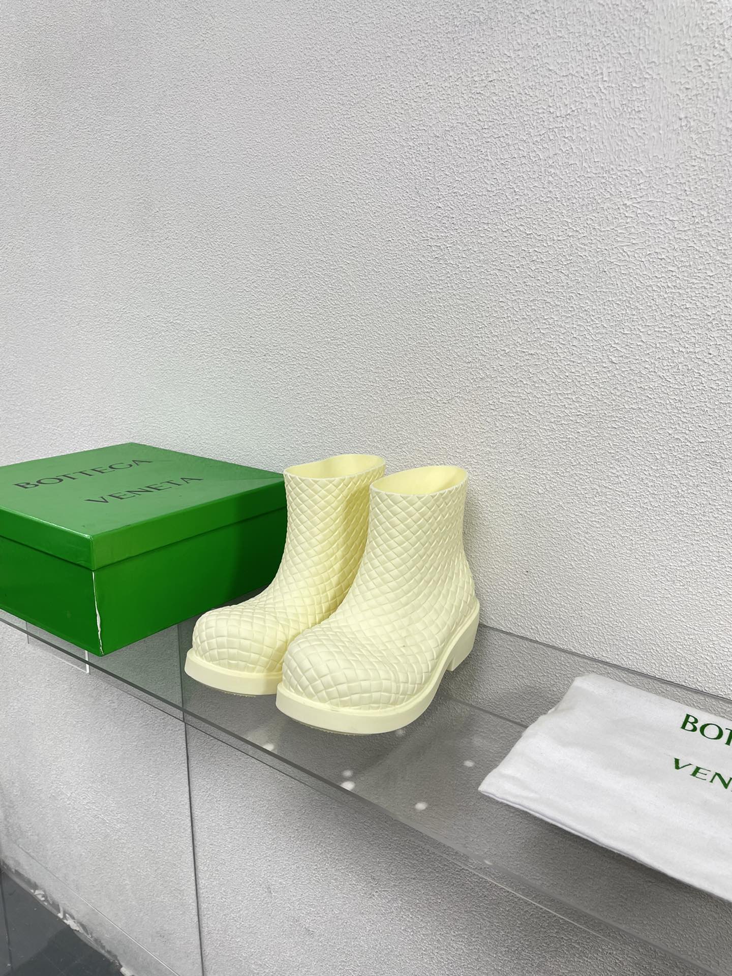 BOTTEGA VENETA FIREMAN BOOTS IN BEIGE CREAM RUBBER WITH ICONIC INTRECCIO MOTIF