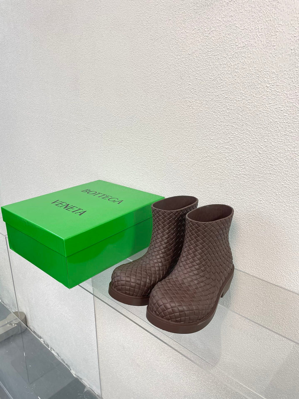 BOTTEGA VENETA FIREMAN BOOTS IN CHOCOLATE BROWN RUBBER WITH ICONIC INTRECCIO MOTIF