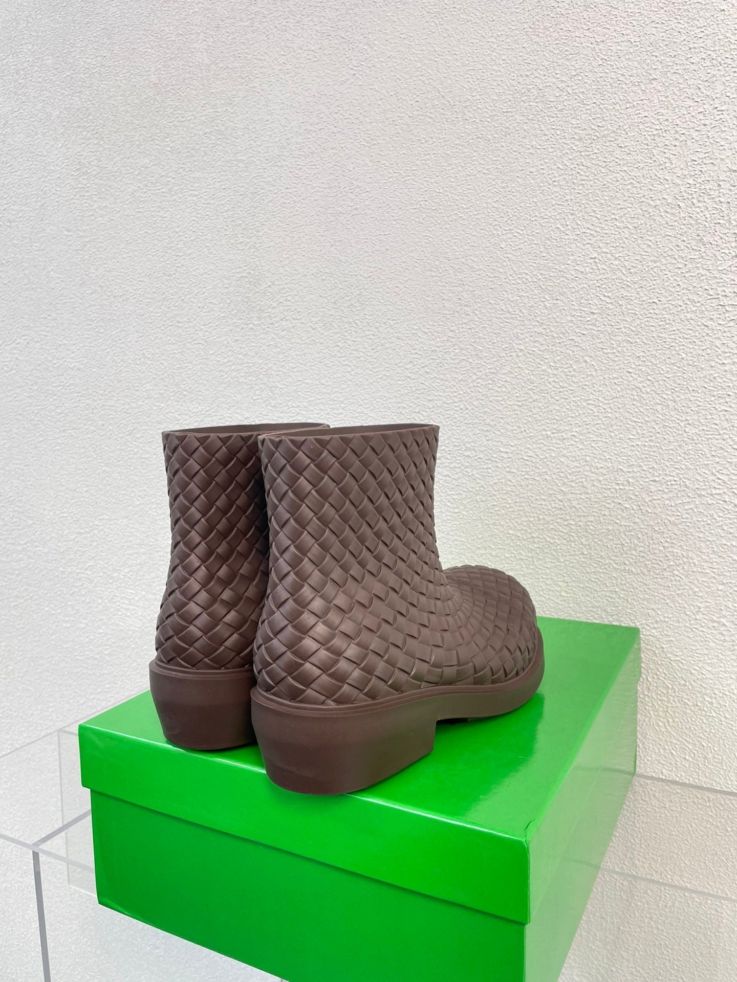 BOTTEGA VENETA FIREMAN BOOTS IN CHOCOLATE BROWN RUBBER WITH ICONIC INTRECCIO MOTIF